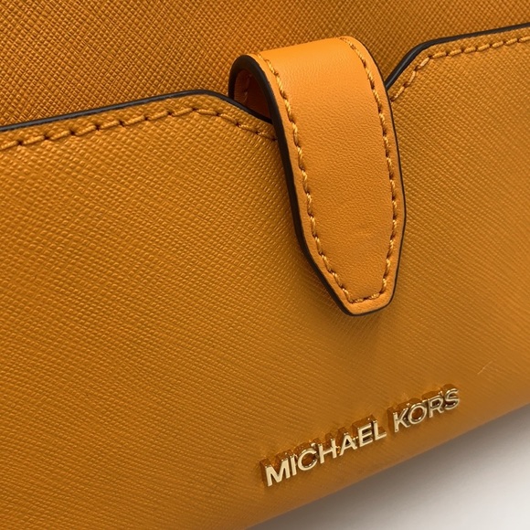 MICHAEL KORS JET SET ITEM MEDIUM DOUBLE ZIP PHONE XBODY HONEYCOMB COLOR
NWT - Picture 15 of 16